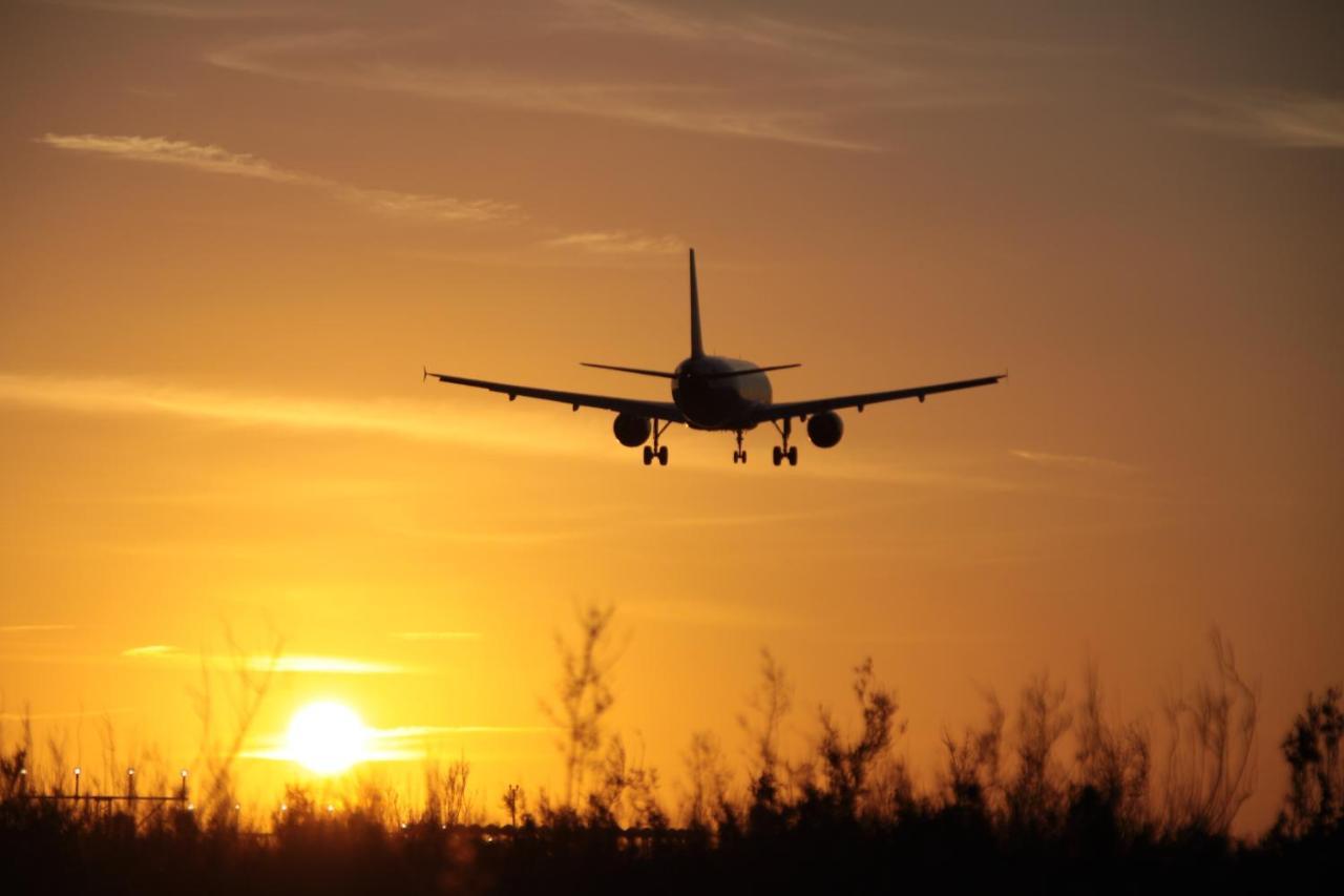 Airport 4 Season Transit Hotel カトゥナカヤ エクステリア 写真